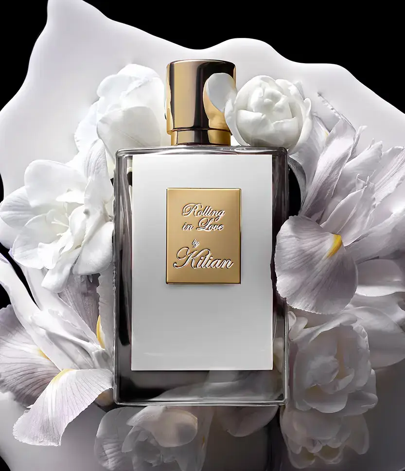 Rolling in Love By Kilian 5 1 عکس تبلیغاتی عطر کیلیان رولینگ این لاو در کنار بافت ابریشمی