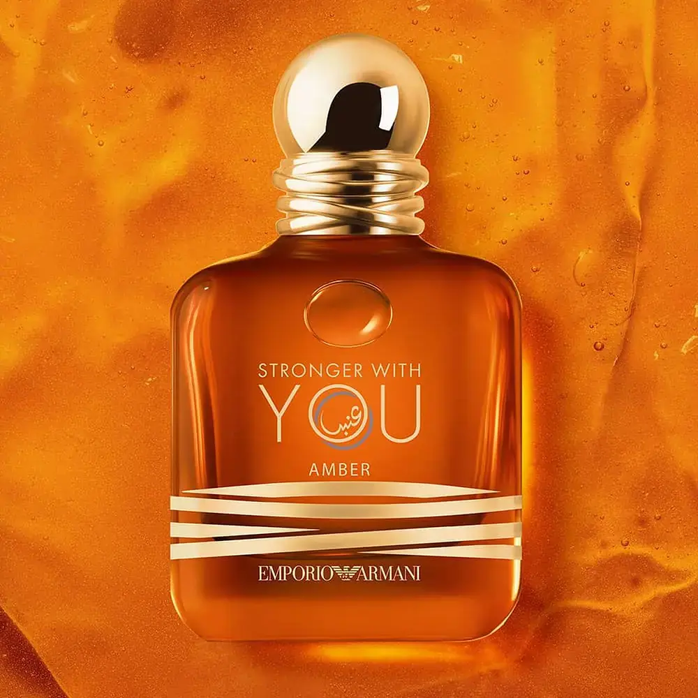 emporio armani stronger with you amber 100ml amber gel arabic anbar بطری استرانگر ویت یو آمبر روی بافتی کهربایی با واژهی عربی «عنبر» درون حرف O و نوارهای طلایی روی شیشه