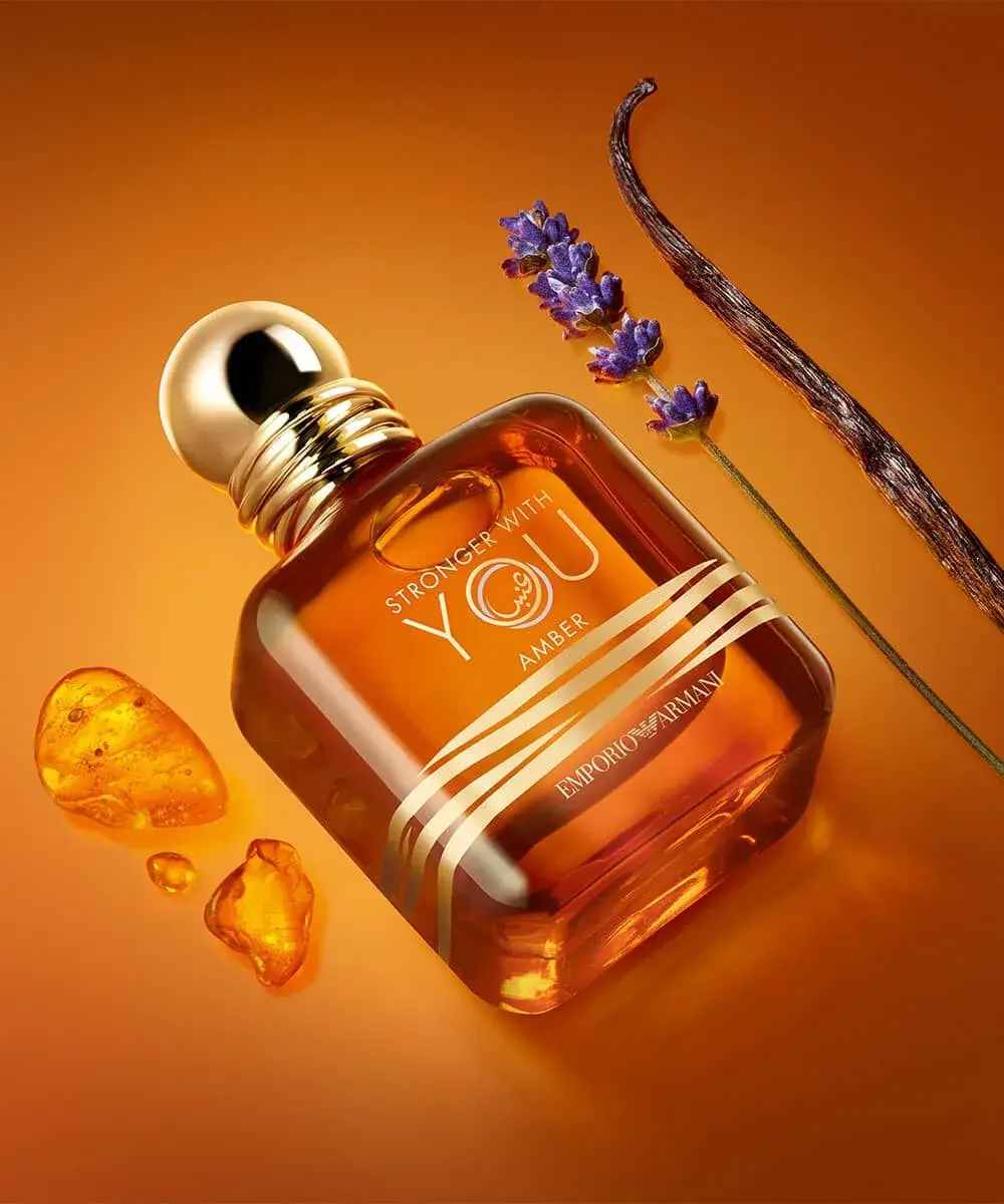 emporio armani stronger with you amber 100ml lavender vanilla amber resin بطری استرانگر ویت یو آمبر کنار شاخهی اسطوخودوس، غلاف وانیل و قطرههای رزین کهربایی؛ سه نت اصلی این عطر