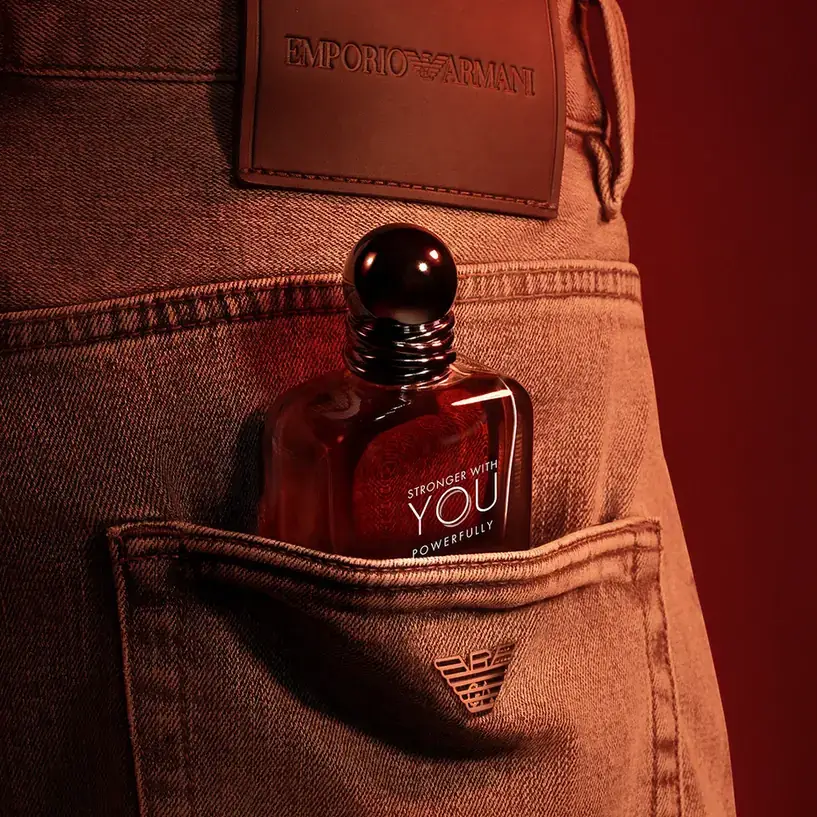 emporio armani stronger with you powerfully edp 100ml campaign شیشهی سرخ عطر جورجیو آرمانی استرانگر ویت یو پاورفولی در جیب شلوار جین، از تصاویر کمپین امپریو آرمانی