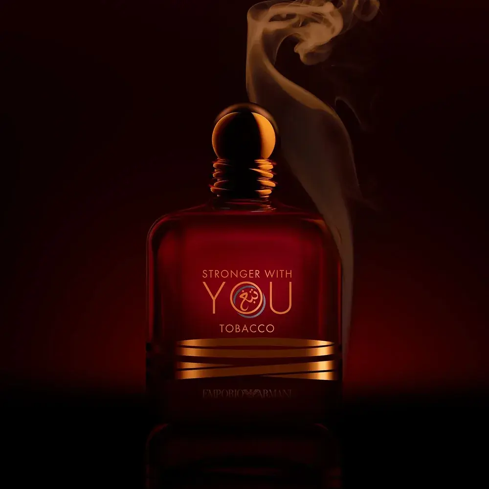 emporio armani stronger with you tobacco 100ml dark smoke bottle بطری استرانگر ویت یو توباکو در تاریکی گرم با دودی که از درپوش طلایی بالا میرود