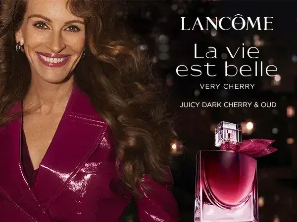 lancome lvb very cherry edp 100ml campaign جولیا رابرتز با کت براق زرشکی در تصویر کمپین عطر لانکوم لاویه بل وری چری