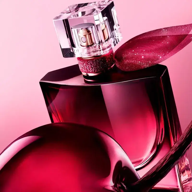 lancome lvb very cherry edp 100ml cap wings درپوش کریستالی، حلقهی درخشان و بالهای پارچهای گیلاسی روی گردن شیشهی وری چری لانکوم