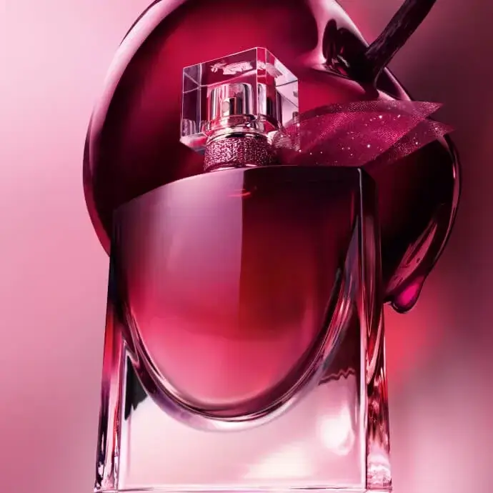lancome lvb very cherry edp 100ml cherry bottle شیشهی عطر وری چری لانکوم کنار گیلاسی بزرگ و براق، یادآور گیلاس سیاه در شروع عطر