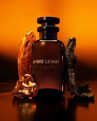 louis vuitton ambre levant edp 100ml amber oud شیشه آمبر لوانت میان تکهای کهربا و چوب عود، یادآور آمبر و عود که قلب این عطرند