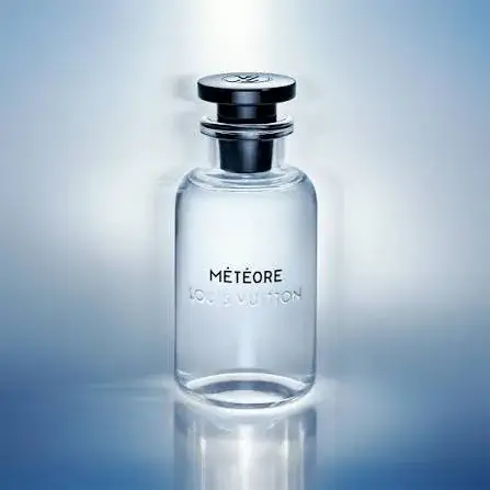 louis vuitton meteore edp 100ml sky شیشهی عطر لویی ویتون میتیور در برابر آسمانی آبی و روشن؛ تصویری از پیوند آسمان و زمین در این عطر