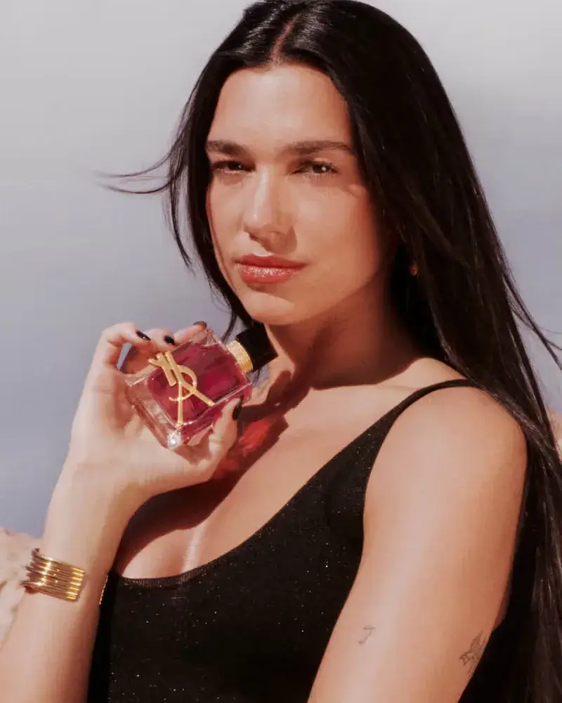 yves saint laurent libre berry crush dua lipa دوا لیپا با شیشهی قرمز لیبر بری کراش در کمپین ایو سن لوران